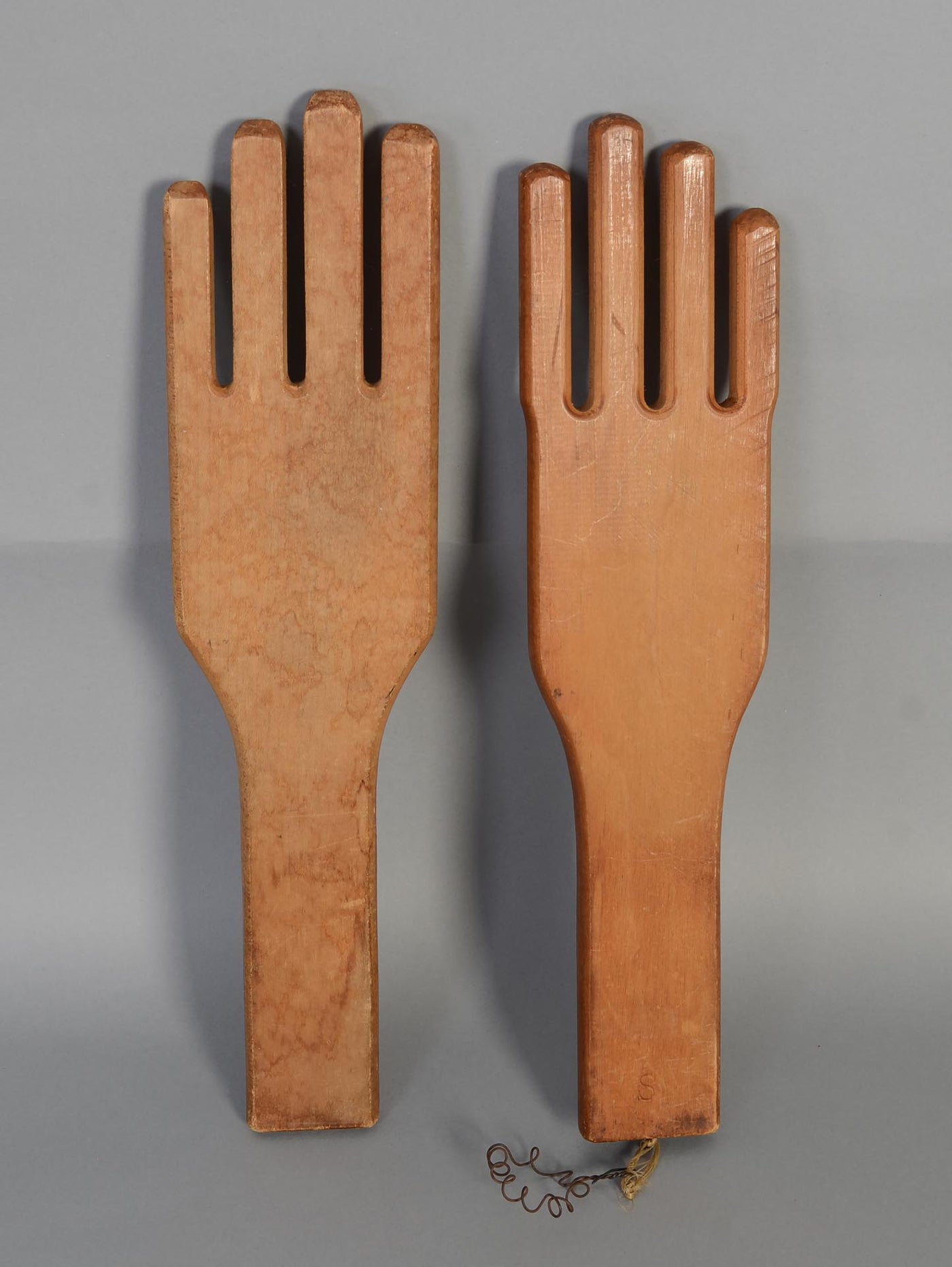 1437579-pair-of-wood-glove-stretchers-2-back