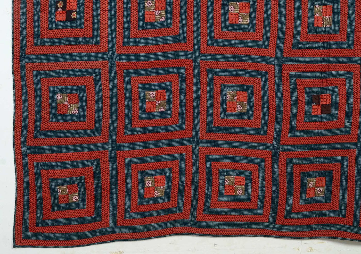 concentric-squares-quilt-with-four-patch-1429169-detail-4