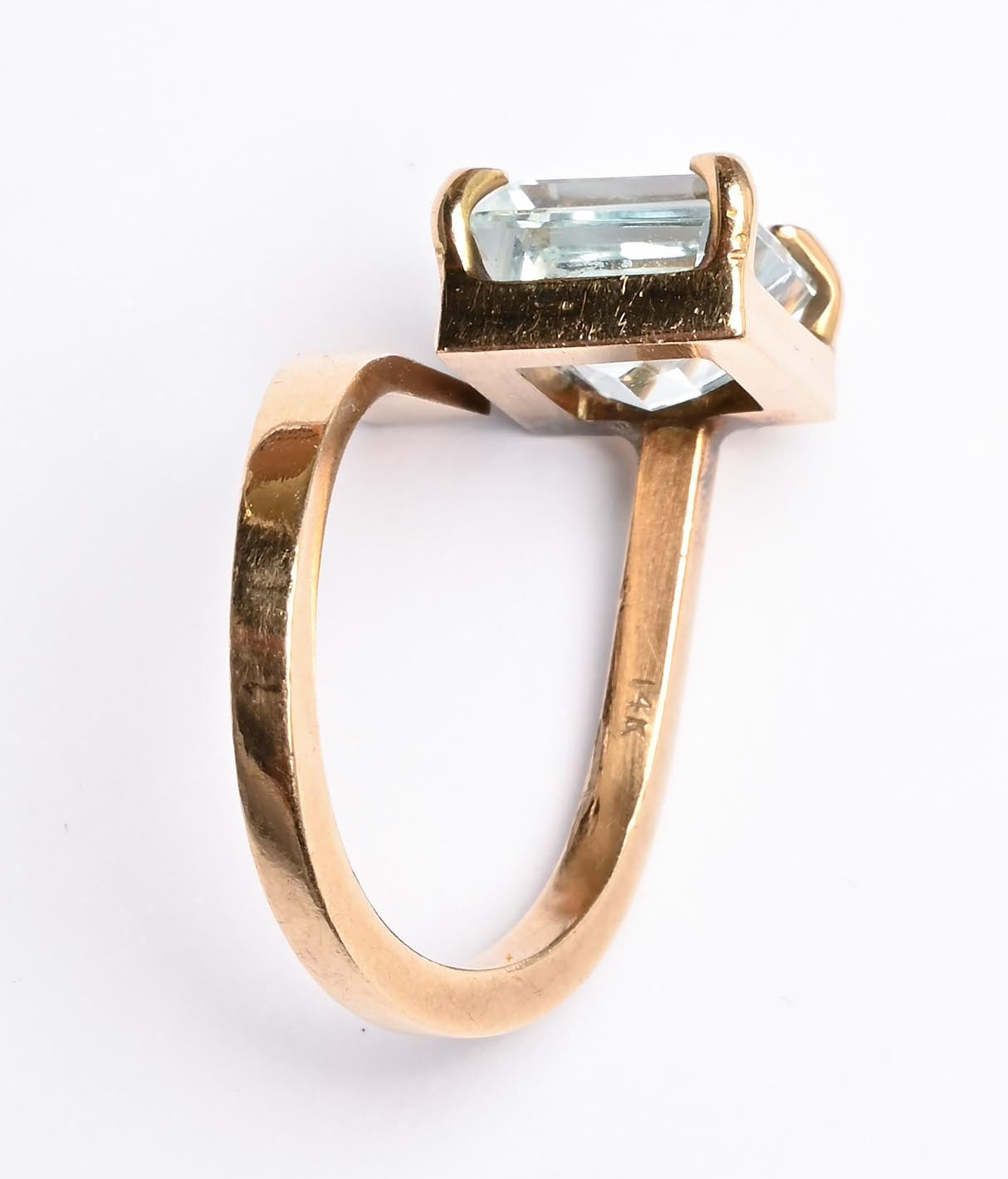 gold-and-aquamarine-ring-5-1457301