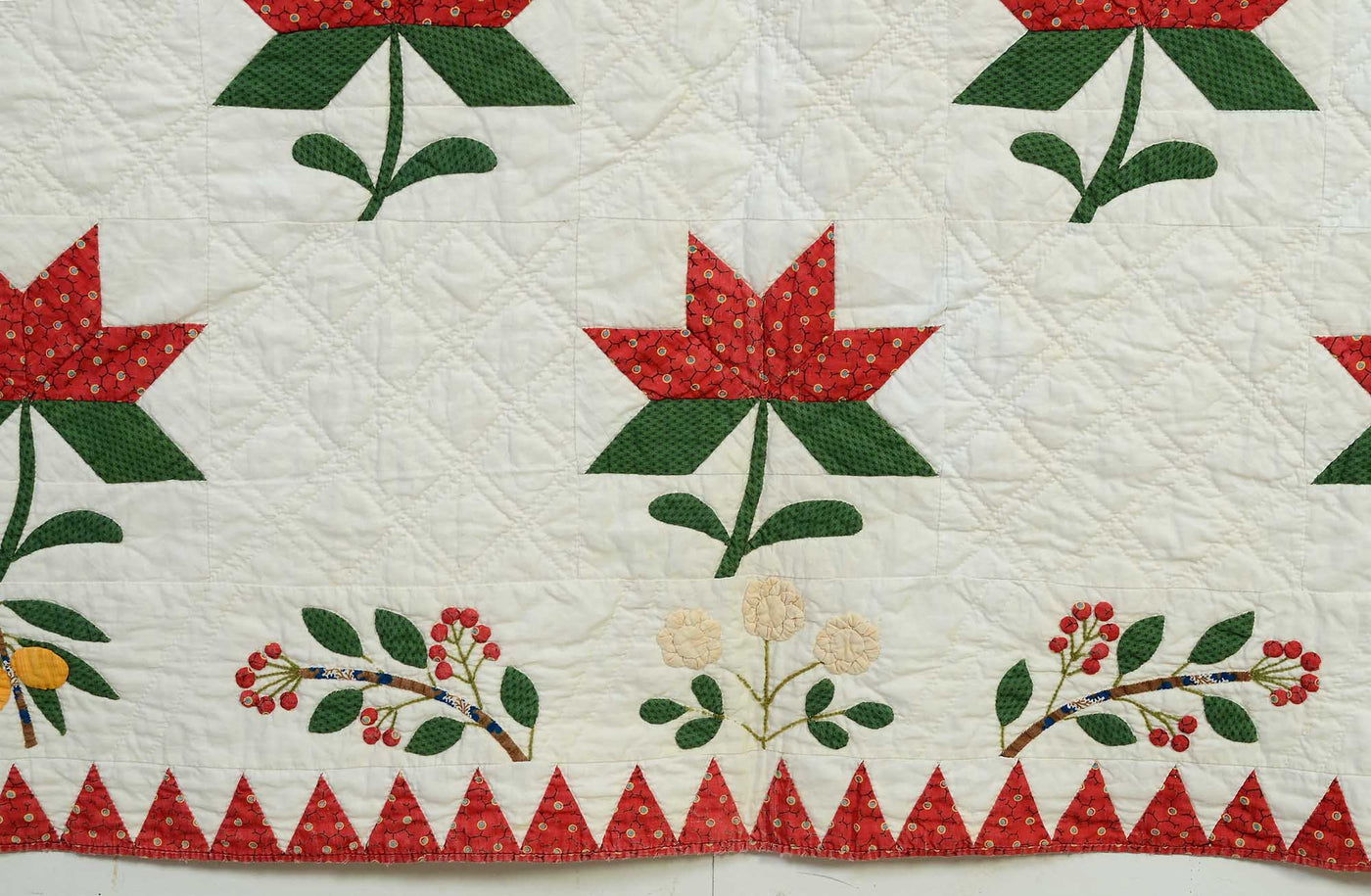 maple-leaf-quilt-with-botanical-border-1410995-detail-4