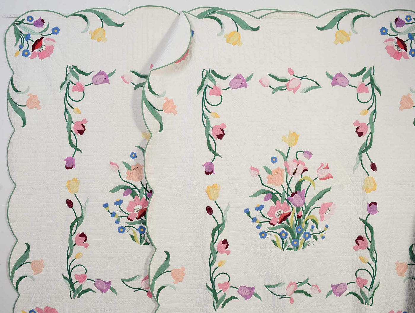pair-of-floral-applique-quilts-1394609-detail-5_96cf7f12-c087-4c77-9dfb-89be8c768254