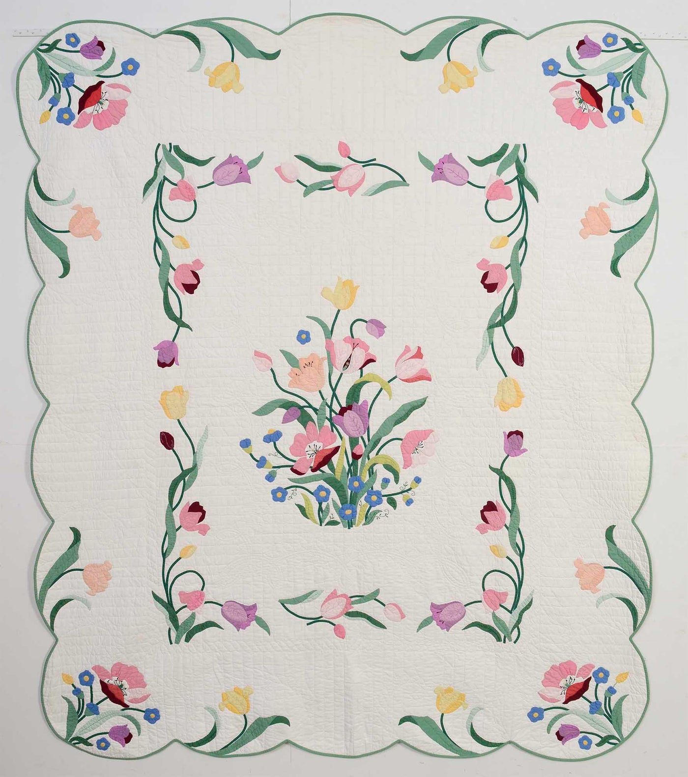 pair-of-floral-applique-quilts-1394609_bae7df92-d8c2-47fa-a761-02b20fe0d90d