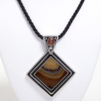 silver-and-picture-agate-necklace-1038356-1