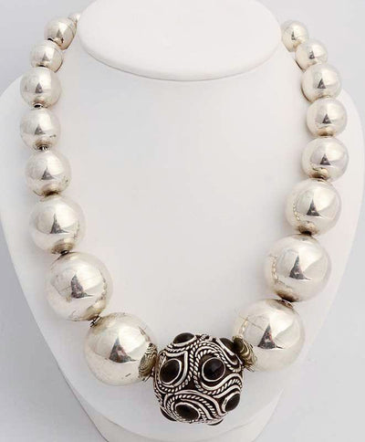 silver-beads-necklace-with-onyx-center-1251327