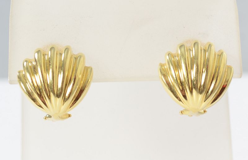 tiffany-shell-earrings-in-eighteen-karat-gold-1433262-3